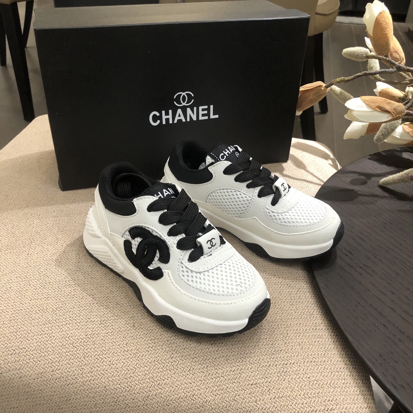 Children's shoes child